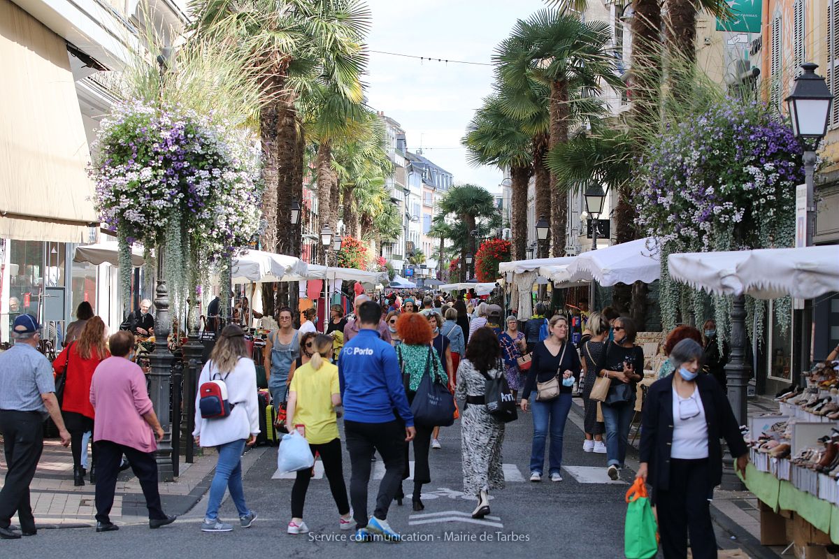 MairieTarbes's tweet photo. La braderie du centre-ville c'est dans 2 jours !
C'est l'occasion de faire le plein de bonnes affaires pour la #rentrée ! 👖🛍
@tellementtarbes proposera des animations gratuites pour les plus jeunes.
Rdv de 10h à 19h 😉 https://t.co/sCvAQszD77