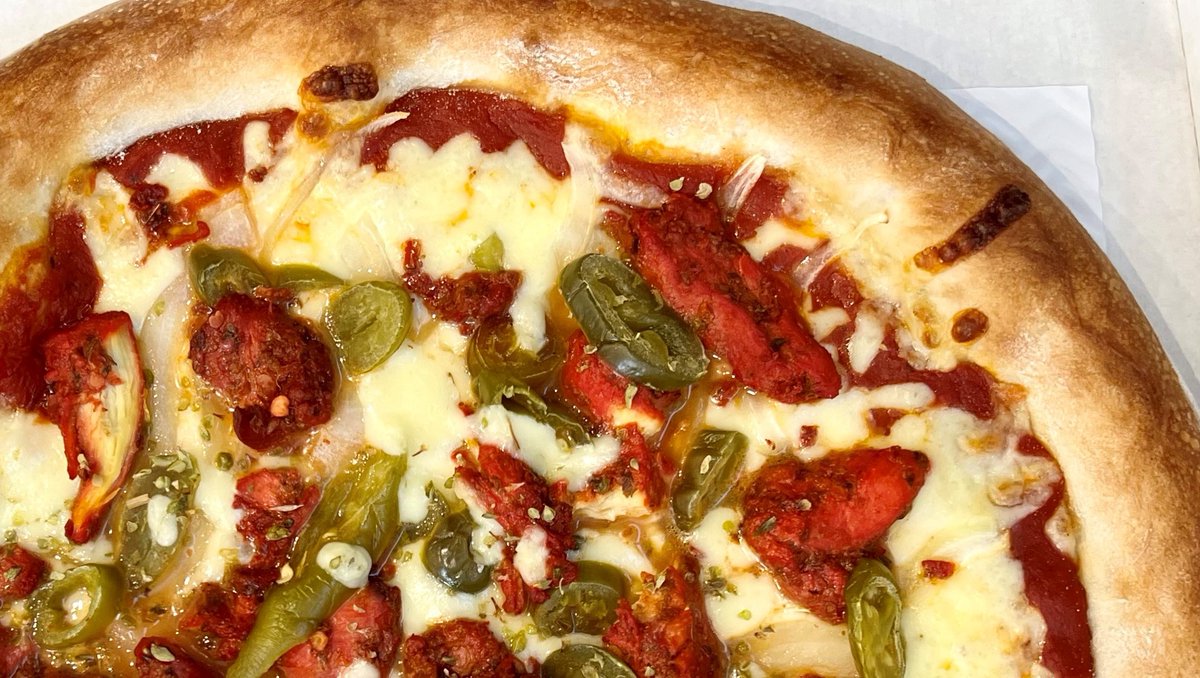 🌶️🌶️No. 24 Madras - Mozzarella cheese, tomato, onion, spicy chicken, and jalapeño peppers 🍕

Our chicken is from local butchers R.P Setchfield and marinated for 24 hrs in a delicious aromatic spicy sauce YUM YUM  

#harpospizza #leeds #takeaway #midweek #pizza #roundhay #burley
