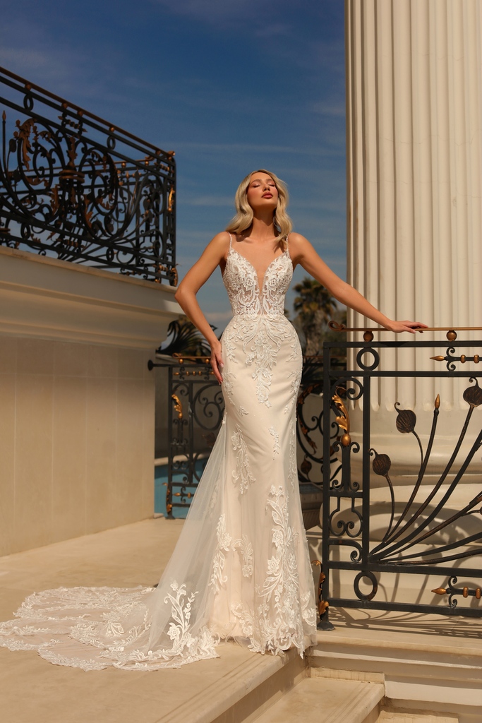 ClarisseDesigns's tweet photo. ✨Taking it all in ✨ @verravallebridal style 900301 is the pure elegance and beauty all in one lace dress 😍

#weddinggown #verravallebridal #weddingdress #weddingday https://t.co/gUHiOFcSbG