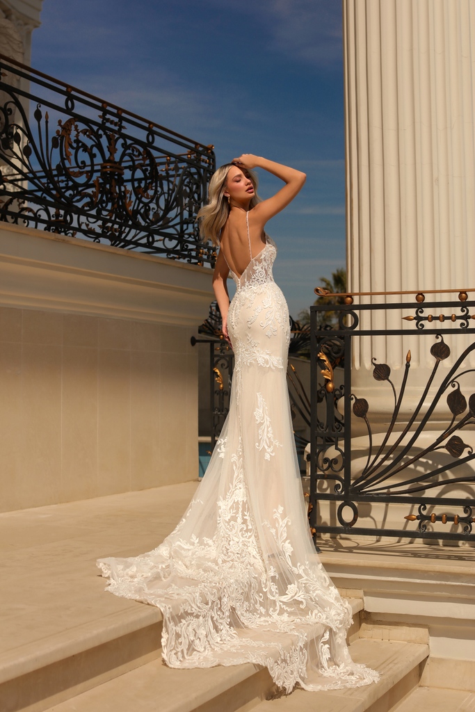 ClarisseDesigns's tweet photo. ✨Taking it all in ✨ @verravallebridal style 900301 is the pure elegance and beauty all in one lace dress 😍

#weddinggown #verravallebridal #weddingdress #weddingday https://t.co/gUHiOFcSbG