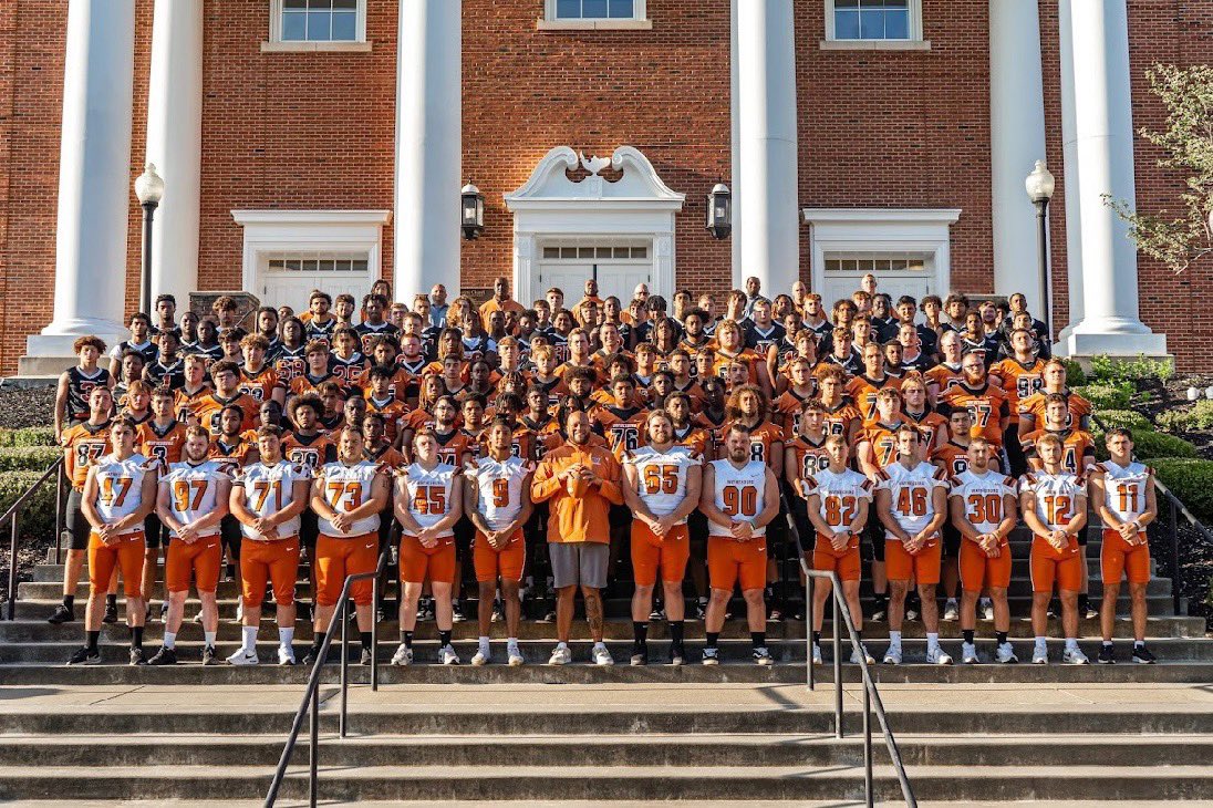CoachColemanHC's tweet photo. 1 TEAM ~ 1 DREAM ~ 1 HEARTBEAT 
#OneRepAtATime #JacketUp 🧡🖤 https://t.co/RuQuARQEEC