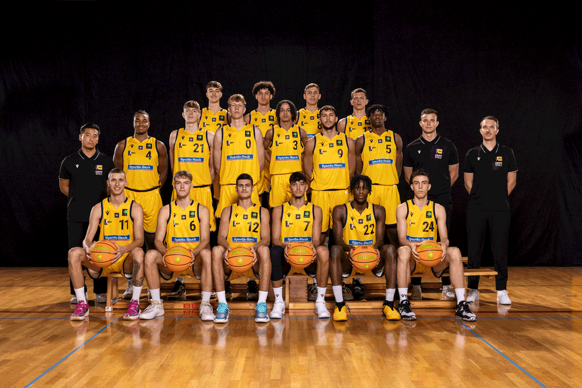 Porsche Basketball-Akademie (@bba_ludwigsburg) on Twitter photo Media Day. 𝐜𝐡𝐞𝐜𝐤. Team Picture. 𝐜𝐡𝐞𝐜𝐤. 💛✅
Unser ProB-Aufgebot für die Spielzeit 2023/2024 - zuzüglich Sebastian Schwachhofer, der aufgrund der 3x3 U18-WM aktuell beim <a href="/DBB_Basketball/">Dt. Basketball Bund</a> weilt.
📸: David #Spaeth | #turbofürtalente Media Day. 𝐜𝐡𝐞𝐜𝐤. Team Picture. 𝐜𝐡𝐞𝐜𝐤. 💛✅
Unser ProB-Aufgebot für die Spielzeit 2023/2024 - zuzüglich Sebastian Schwachhofer, der aufgrund der 3x3 U18-WM aktuell beim <a href="/DBB_Basketball/">Dt. Basketball Bund</a> weilt.
📸: David #Spaeth | #turbofürtalente
