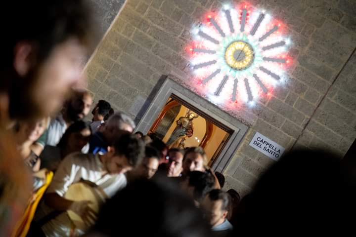 marco_calvarese's tweet photo. #Ferragosto in #Salento. La danza delle spade a Torrepaduli per la festa di San Rocco - #MidAugust in Salento. The sword dance in Torrepaduli for the feast of San Rocco
#sanrocco #pizzica #taranta #danza #spade #coltelli #tradizione #dance #swords #knives #tradition https://t.co/5IJW1Vny72
