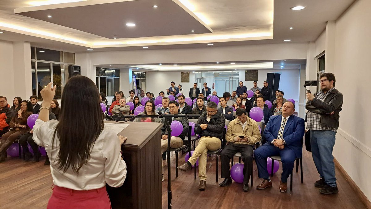 veroniabad's tweet photo. Cuenca alista motores para el Nuevo Ecuador 🟣☝🏽

Junto a 25 gremios profesionales de la provincia estamos listos para la renovación del Ecuador 🇪🇨
@Adnecuadorok https://t.co/LSl9fVPoyX
