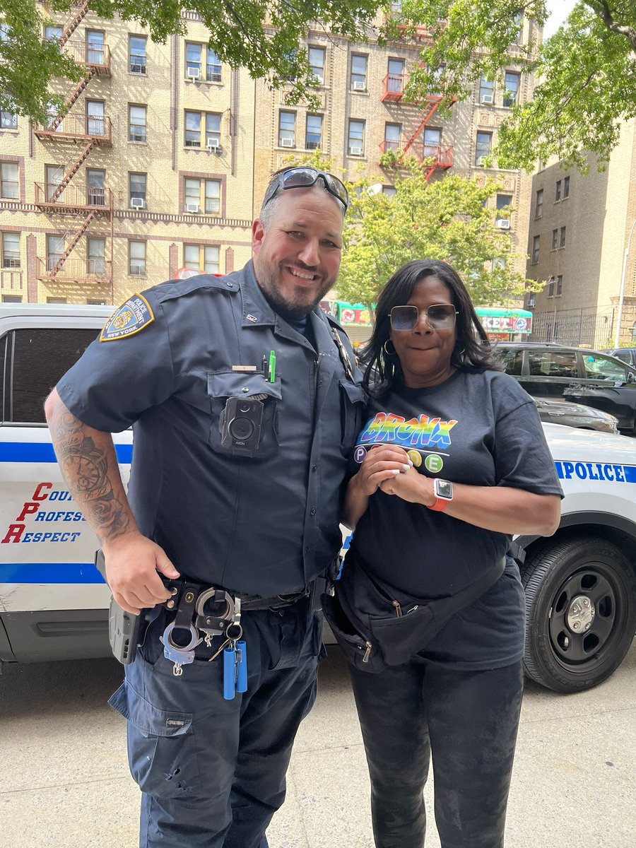 SNATCHNYC's tweet photo. I love my 52nd Precinct! BX Love https://t.co/6ZC3QCsnz9