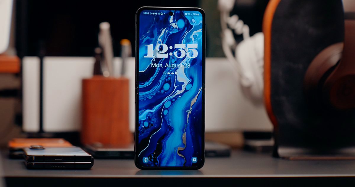 BackdropsApp's tweet photo. Feeling blue? We've got some backdrops for you. @HeyMarkL is flipping and folding with a duo of blue skidoo wallpapers that'll cheer you right up. 🔵 https://t.co/kJ464OK6GE