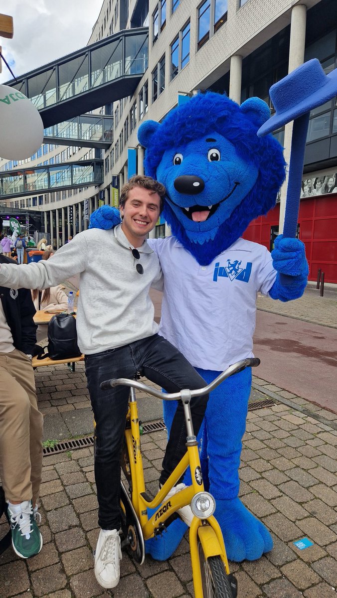 kevinklinkspoor's tweet photo. Ik heb ein-de-lijk de @JOVD-leeuw in levende lijve mogen ontmoeten. Op de intromarkt van de @dehaagse. #denhaag #pjo #jovd #cdja https://t.co/0m84akkEyp