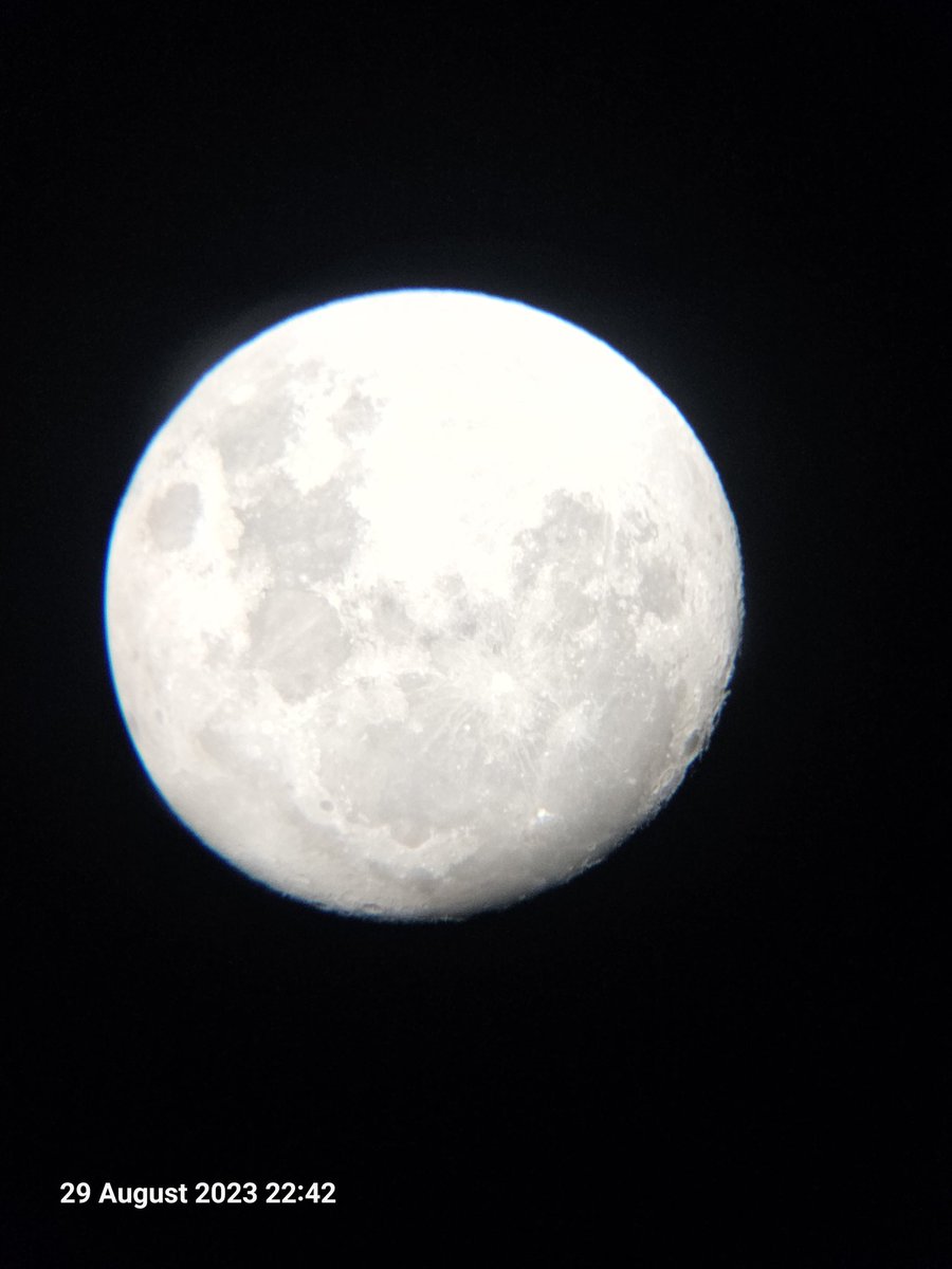LordDaneAlexand's tweet photo. Looking at the moon last night with telescope while fishing and took these @achandler2409 @Nottinghasm going to watch the blue moon tonight https://t.co/qJmIR2hpU5