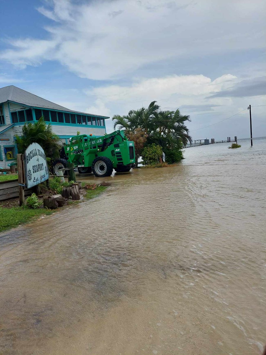 BethanieBoots's tweet photo. @MattDevittWINK @winknews this is Bokeelia by Capt cons fish house at 12pm. The back bay and front bay are connected over the land. Its about shin to knee deep. https://t.co/lb3ACeHD3m