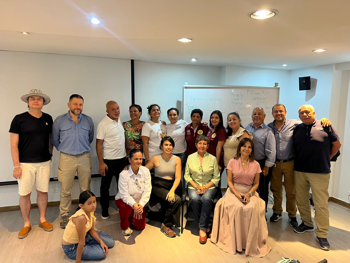 RedAviturismo's tweet photo. Mil gracias a quienes nos acompañaron al primer taller - seminario Dirigido por el Viceministerio de comercio,Industria y Turismo en apoyo con la Camara de Comercio de Bucamangan y Cluster Santander.
@MincomercioCo
@CCBucaramanga
@vanguardiacom
@CARCDMB 
@inst_humboldt https://t.co/IcVru2CvBk