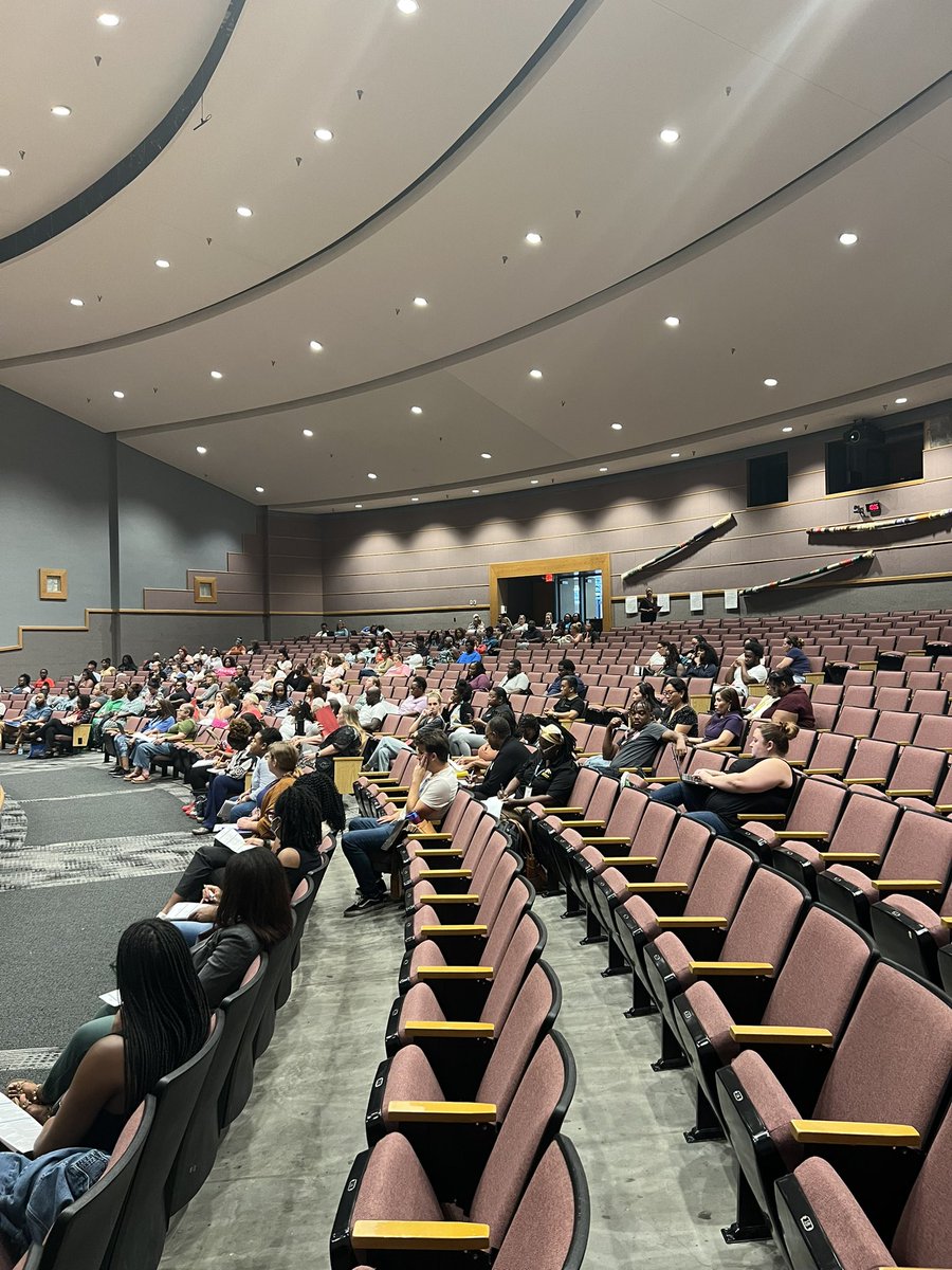 Excited to see <a href="/PortsVASchools/">Portsmouth Schools</a> Upper elementary Social Studies teachers getting prepared for another exciting school year. #PPSShines <a href="/ebracyPPS/">Dr. Elie Bracy III</a> <a href="/nicscud/">Nicole DeVries</a>