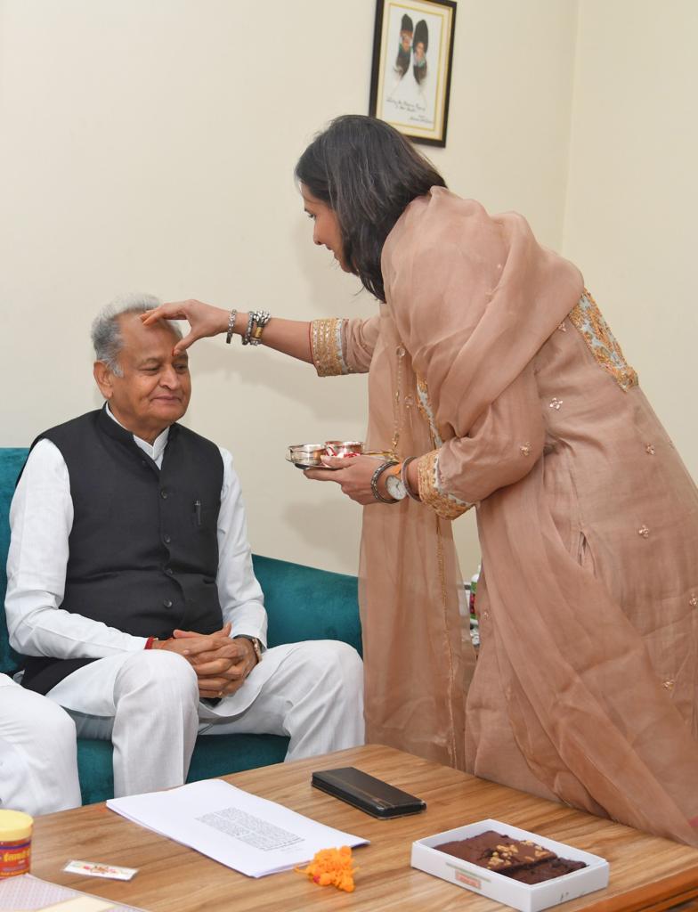 ashokgehlot51's tweet photo. आज रक्षाबंधन पर बेटी सोनिया ने तिलक लगाकर अपना प्यार जताया। इस दौरान परिवार के साथ दिलचस्प पल बिताए। https://t.co/iTur94J9fT