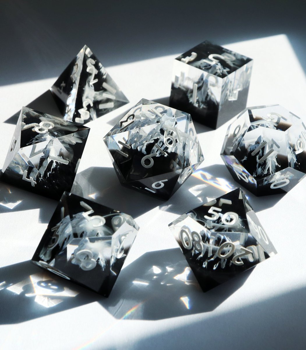 EVERYTHINGDICE's tweet image. Wyvern Spires 🗻☁️ the final new design dropping this Friday, Sept 1st! Featuring handpainted snowcap mountains and wisps of dancing clouds. #dnd #dice