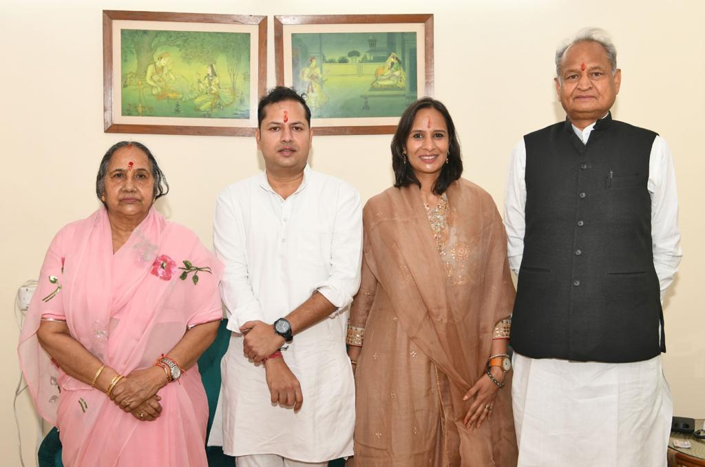 ashokgehlot51's tweet photo. आज रक्षाबंधन पर बेटी सोनिया ने तिलक लगाकर अपना प्यार जताया। इस दौरान परिवार के साथ दिलचस्प पल बिताए। https://t.co/iTur94J9fT