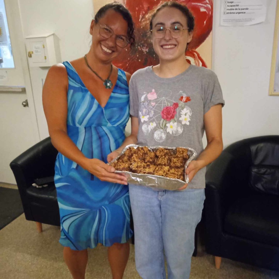 Nous souhaitons égayer votre journée en vous partageant une photo de Camille, nouvellement bénévole à la Maison Marguerite! Elle a eu l’idée formidable de préparer de savoureux carrés au chocolat et beurre d’arachide. C’était délicieux! Merci, Camille! 🌸
#bénévolat #mtl #OSBL