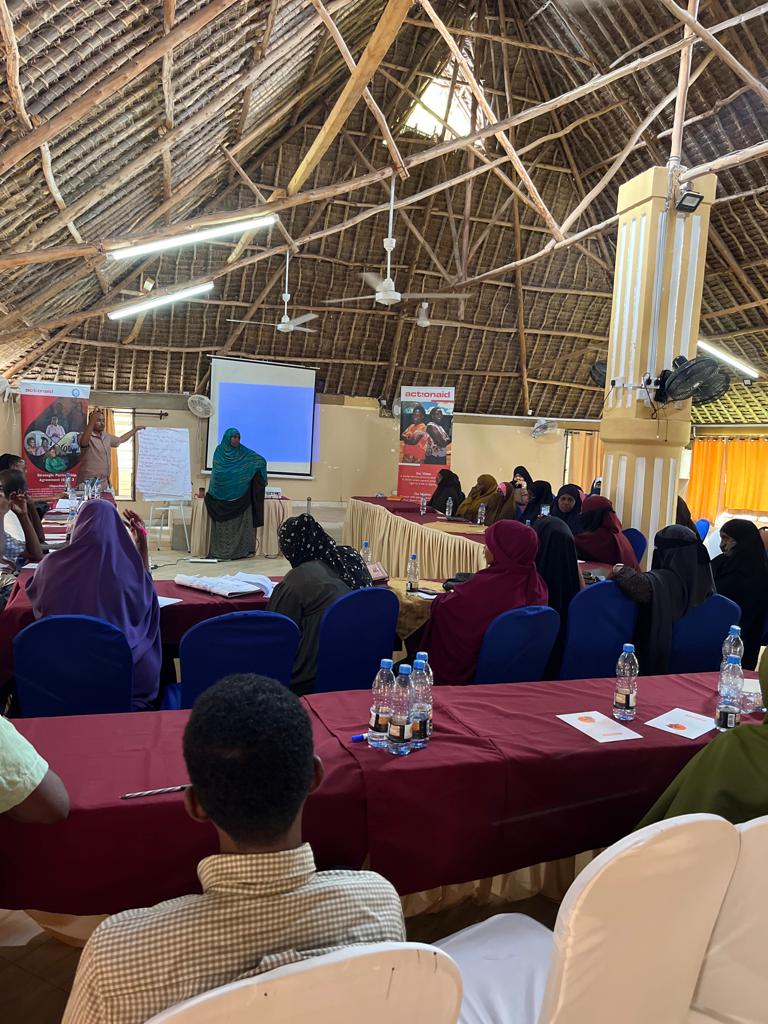 Manuh_Mmoja's tweet photo. Women &amp; girls have for a long time been forced to walk for longer distances, a distance of 2-3 Kilometers to access water.
#RuralWomenAssembly
#FundOurFuture
#ClimateActionNow https://t.co/5hU8KokCyg