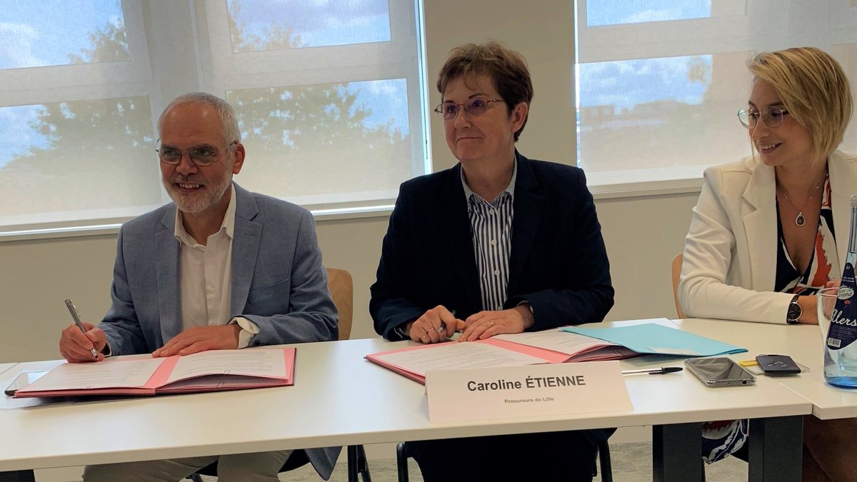 ProcureurLille's tweet photo. 🖊️Après la @Dsden59, signature d’une convention entre la procureure de Lille et la direction diocésaine de l'enseignement catholique de Lille @ECLILLE relative aux signalements liés à l’enfance en danger et à la révélation dans le milieu scolaire de faits de nature pénale
1/2 https://t.co/kYDZ2WhRHH