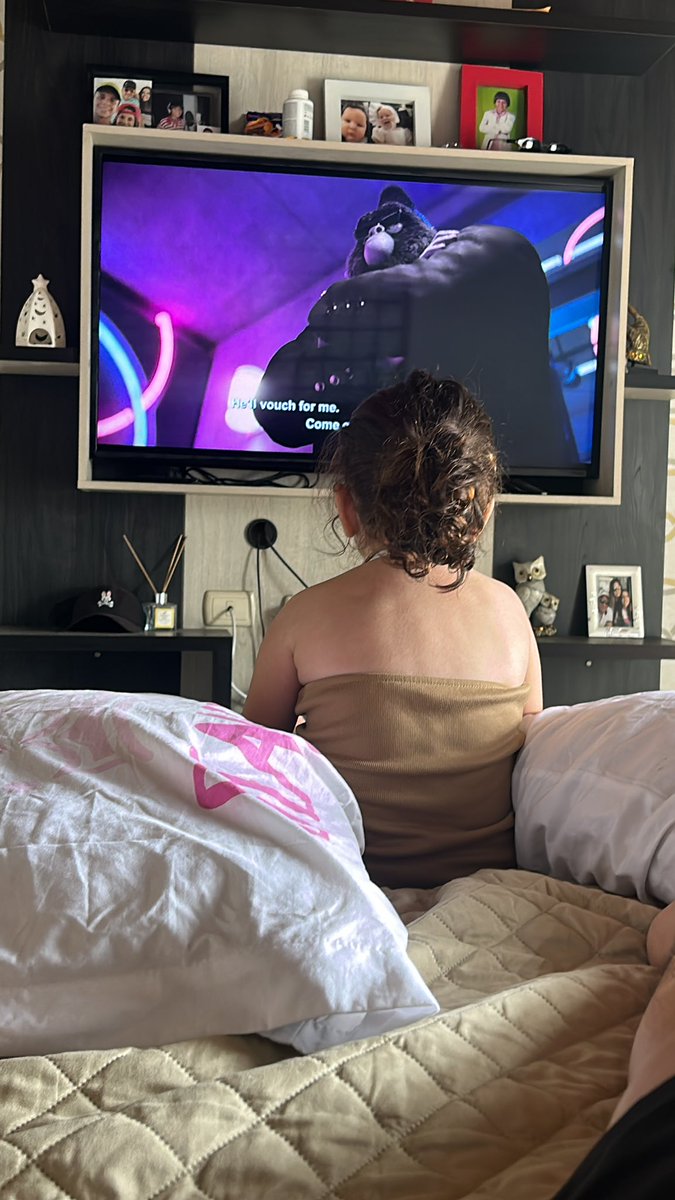 Hoy fue mi primera vez 😳 cambiando un pañal 🥲 estaba bien pesado jajajaja pero se logró,  me sentí feliz por que logré hacerle un moño a mi sobrina 🎀🥹