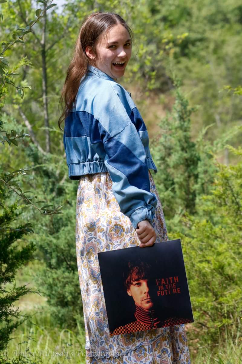 SuperbCupcake's tweet photo. Finally got some of Jorden's Senior pictures done. @Louis_Tomlinson #FaithInTheFuture album was perfect for her pictures.  #hillmanfamcountrylife #falconpride #classof2024 #LouisTomlinson #records #number1fan https://t.co/jr8ISmxWmr