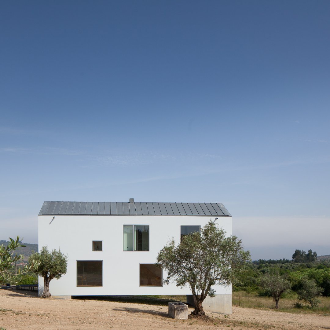 Casa en Fonte Boa,
João Mendes Ribeiro
Fotografías, José Campos

🏡 Casa unifamiliar en una finca rural en Fartosa, Fonte Boa, en el centro de Portugal.

Más información 👇
mtr.cool/ujylmazjvl

#arquitecturaenblanco #arquitectura #librosdearquitectura #mendesribeiro