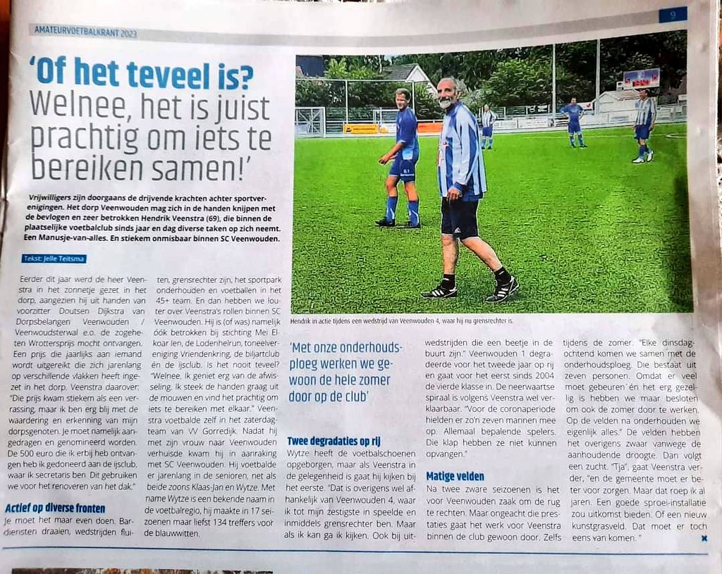 ItFjirde's tweet photo. Prachtig artikel in de nieuwe amateur voetbal krant over onze eigen Hendrik Veenstra, nestor fan 't Fjirde en bovendien wrotter, grensrechter, vrijwilliger en clubman van @SCVeenwouden! https://t.co/G9Yd6jthOh