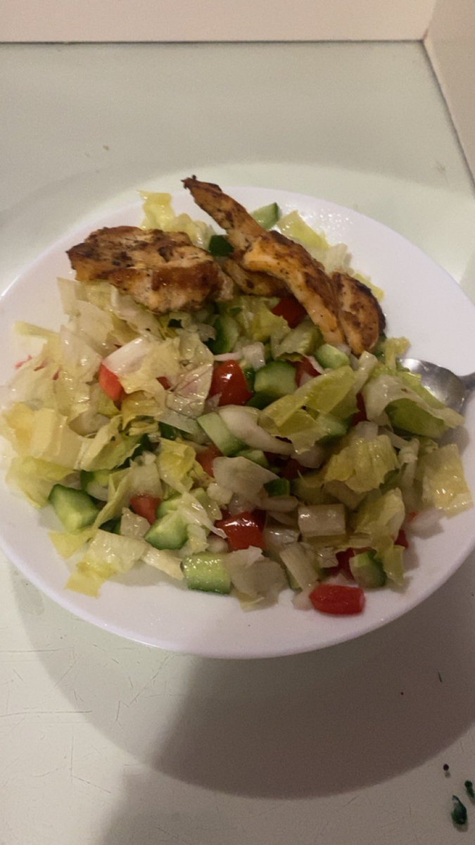kimchikcal's tweet photo. b4 and after, dinner!!

chicken breast and salad
143 cals <3 https://t.co/c9oFWAPZF9