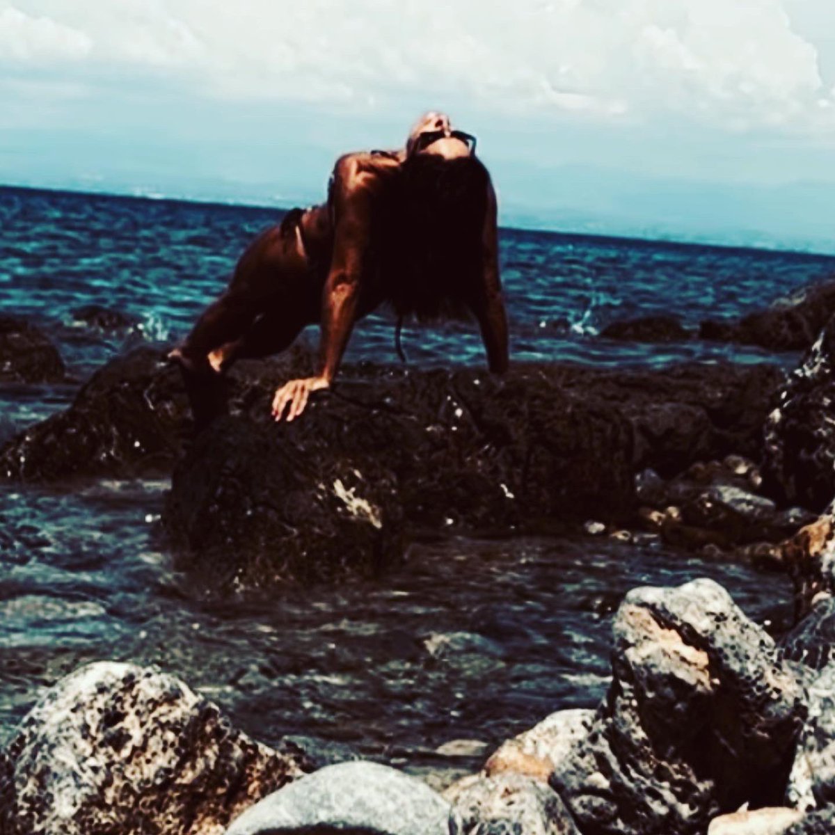 OlgaStamatakis's tweet photo. Looking upwards 💥💕💥
#functional #yogagirl #yogaeveryday #Stretching #flexibility #WednesdayMotivation #wednesdaythought #Wednesdayvibe #AdventureTime #rocks #explorepage #outdoors #bikini #fitnessaddict #pilates #bodypositive #happy #today #get #fit https://t.co/FYoajGSjkl