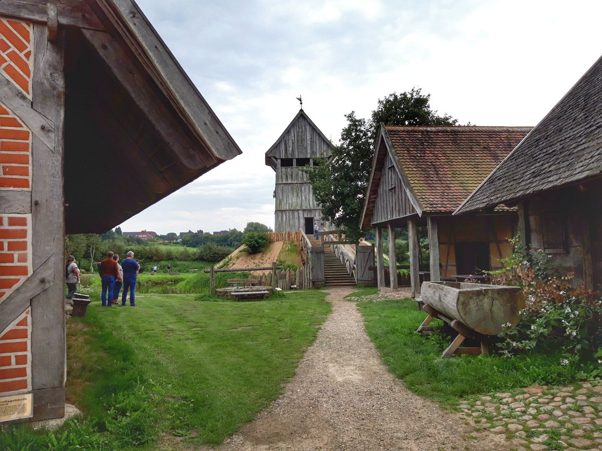 MH_TextWeb's tweet photo. #Schlössersafari  Heute &amp; morgen bin ich für @BurgPosterstein zu Gast an der @kieluni bei einem Workshop des Projekts "Burgenland Waterkant" mit @Stebbard - heute haben wir eine frühere &amp; eine rekonstruierte Turmhügelburg angeschaut. Morgen rede ich über Social Media. https://t.co/iQMwn90pq2