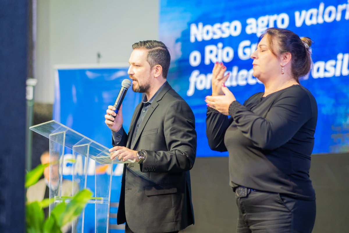 leo_pascoal's tweet photo. Participei do lançamento oficial do Programa Impulsiona RS - Municípios em Expansão dentro da Assembleia Geral de Prefeitos da @Famurs na Expointer. #Expointer2023 https://t.co/Vqhw0pDhG5