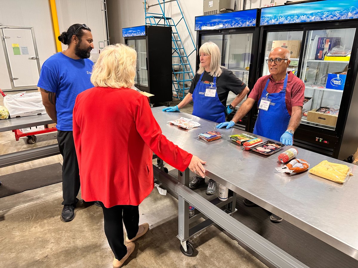 Our special thanks to @SurreyMayor Brenda Locke for visiting the @SurreyFoodBank, where we discussed important issues, such as food insecurity and lack of donations and funds. We were very pleased to have you at our facility. @CityofSurrey @BrendaL34282657 #SurreyBC #volunteers