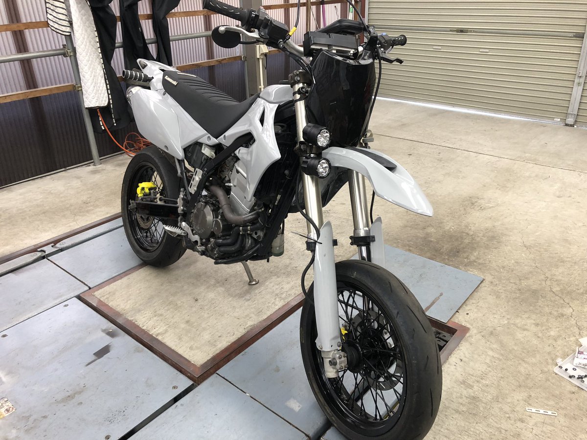 ryuuuuuu22's tweet photo. 今月のDトラッカーを作ろう♪は全塗装、ゼッケン化、DELTAバレル4+トルクヘッドの、スタントクラッチの取り付けでひとまず乗れるように！
ダートフリークにエキパイとクラッチのクリアランスの件相談したら神回答をいただきました。好き。
#dトラッカー250 #dtracker250 #dtracker #モタード #オフモタ https://t.co/GaUJAiid0X