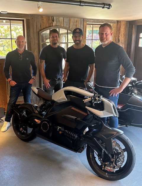 carolenashbikes's tweet image. Hollywood star @VancityReynolds taking delivery of his £90k Arc Vector electric motorcycle! ⚡️

Money no object, would you have one in your garage?

#ArcVector #motorcycles #ukbikers