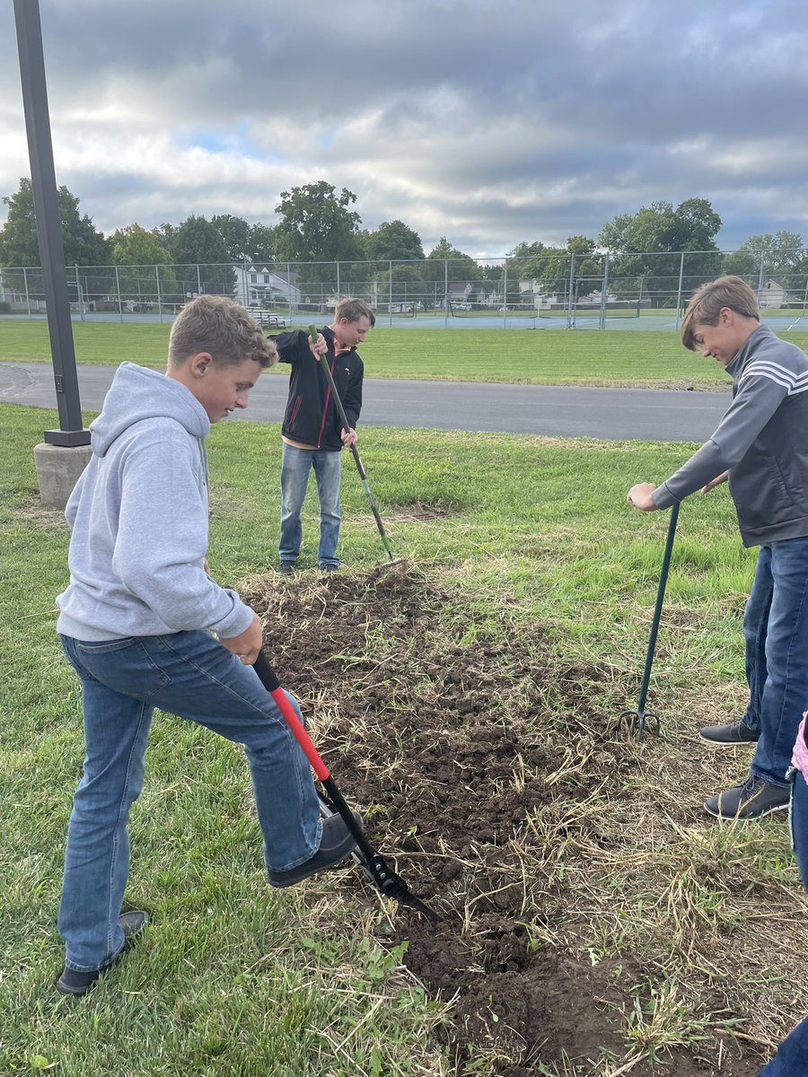 PflaumerGISA's tweet image. Environmental science students are in the land lab today to plant cover crops while they are learning about why farmers use cover crops and how it can increase biodiversity.
