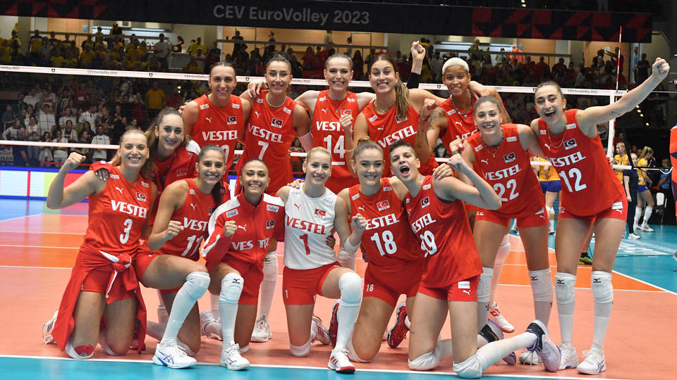 A Milli Kadın Voleybol Takımı Avrupa Şampiyonası çeyrek finalinde, Polonya'yı 3-0 yenerek Avrupa Şampiyonası’nda yarı finale yükseldi.