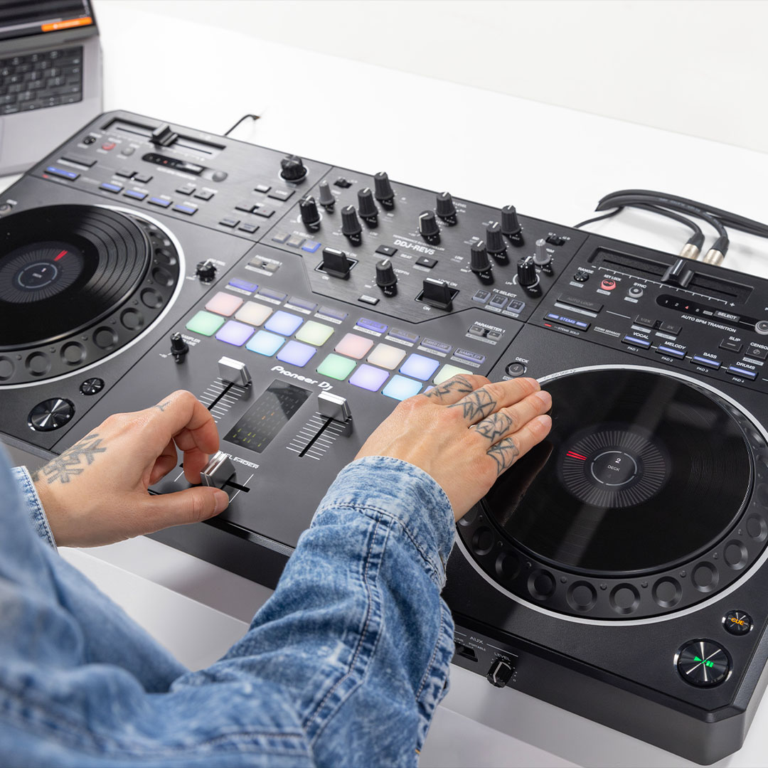 PioneerDJglobal's tweet photo. The large jog wheels on the DDJ-REV5 are responsive, reliable, and easy to operate, with a display showing playhead position. You can also customize the Jog Feel to find your perfect jog wheel โweightโ ๐ฆพ
Discover more: https://t.co/sVeJYjakMD
#DDJREV5 #REVolutionaryControl https://t.co/7Wya0UgOsT