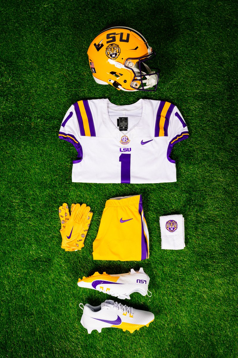 LSUfootball's tweet photo. Gold. White. Gold. 

No need to switch it up. Iconic. https://t.co/sKoiC654Ry