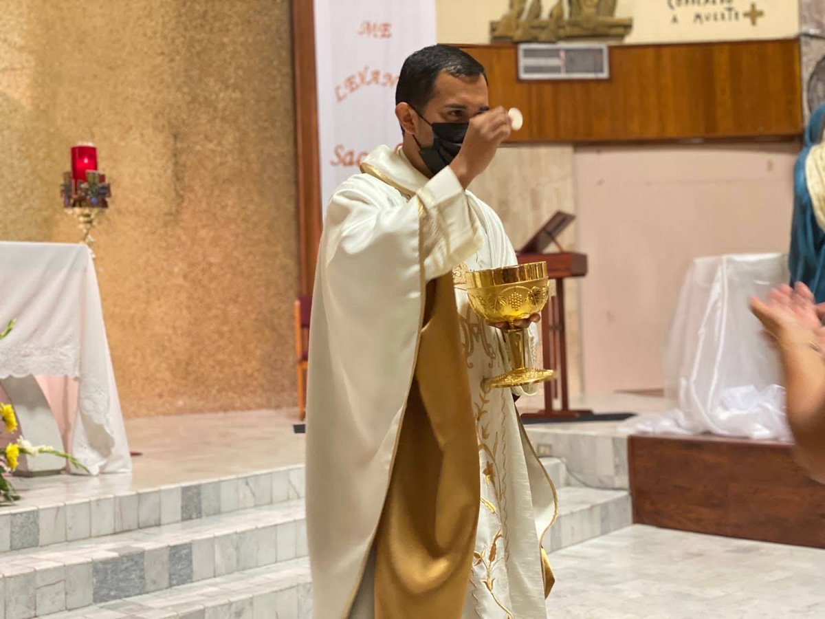 chuyit0p's tweet photo. “¡Gracias, oh Dios mío, una vez más, por haberme llamado a tan sublime vocación! Gracias en el nombre de todos mis hermanos sacerdotes” #PabloMaGuzman #SiervodeDios #lafuerzadelsacerdocio #padrechuyito #soysacerdotenld #nuevolaredo https://t.co/DZcMPSV5Av