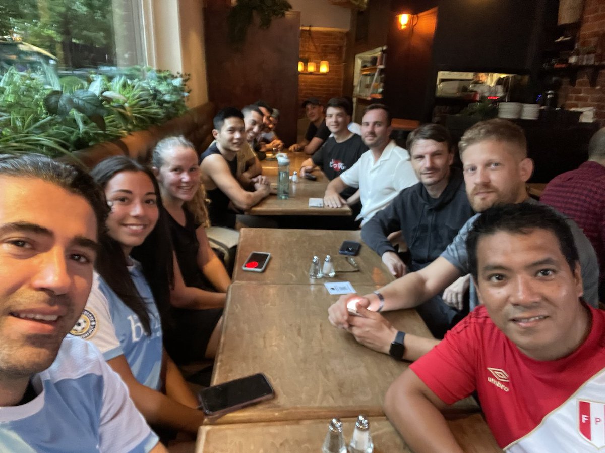 beyondtechs's tweet image. ⚽️ Cet été, l’équipe de soccer Beyond s&apos;est réunie pour le plaisir de se retrouver sur le terrain, le temps d&apos;une partie et ensuite autour d&apos;un bon repas au Nyks Bistro Pub 🍻.