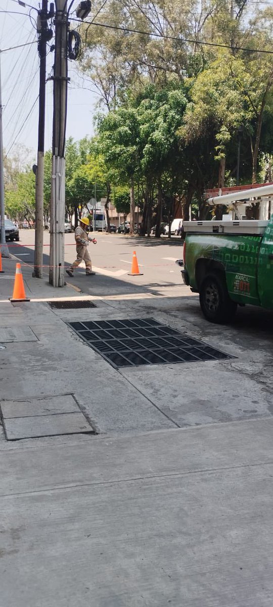 Urge apoyo de <a href="/CFE_Contigo/">CFE_Contigo</a> <a href="/CFEmx/">CFEmx</a> para reparar transformador que lleva 8 horas descompuesto y ha dejado a varios habitantes de la colonia sin energía eléctrica. Los técnicos vinieron y se fueron pero no restablecieron el servicio. Tenemos un vecino que depende de su respirador.