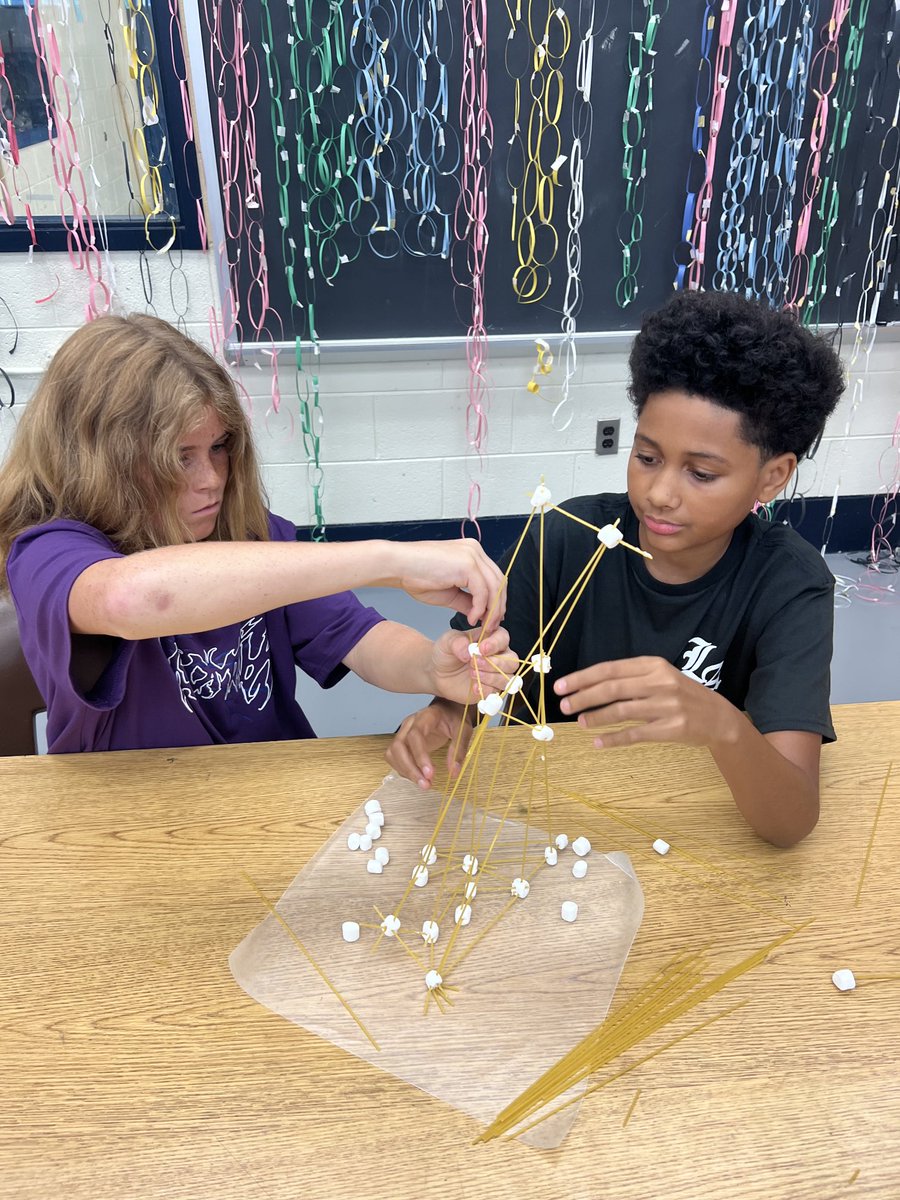 Today ⁦@gildersleevems⁩ STEM students tackled the spaghetti & marshmallow structure challenge! #NNPSproud #SkysTheLimit ⁦@noel4_roland⁩ ⁦@crbacote⁩ ⁦@nnschools⁩