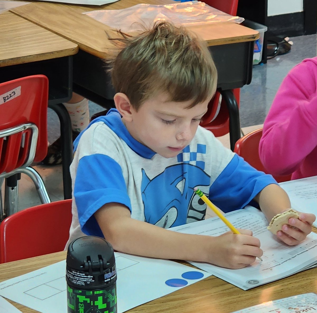 Anderson3rdPES's tweet photo. My firsties are gaining confidence with our Core 95 chip routine.  We finger stretch, count our sounds, identify if those sounds are consonants or vowels, and then write our words!  Proud educator here.
@CogburnWoodsES @FultonZone7 @lisagarosi #andersonfirsties @95percentgroup https://t.co/JkTIIsSa98