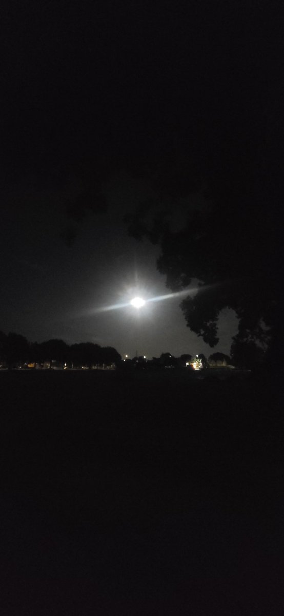 axworthy_mark's tweet photo. #Methley #BlueMoon https://t.co/ytmZVSrMvF