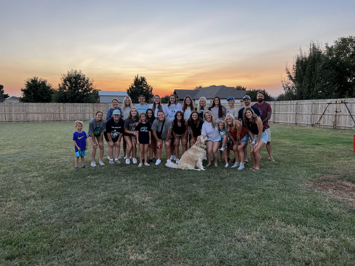 Thank you to alumni Lara (Veto) Bullard for hosting the girls for dinner and bible study before the fall season gets kicked off!