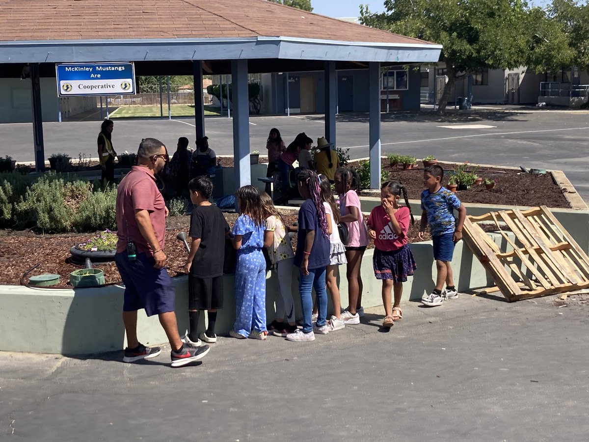 MckinleyBCSD's tweet image. Learning expands beyond the classroom at McKinley Elementary @Team_BCSD #weareteammckinley #farmtotableschool #learningbeyondtheclassroom