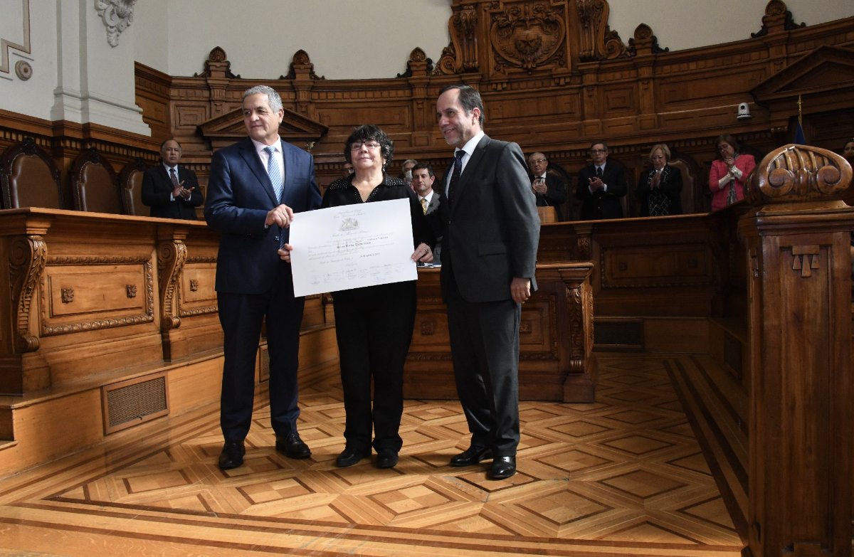 ChileColegio's tweet image. El pleno de la Corte Suprema de Justicia realizó la segunda entrega de títulos póstumos a 8 familias de detenidos desaparecidos y ejecutados políticos, que eran licenciados de Derecho de distintas universidades del país.
#titulospostumos #poderjudicial #derechoshumanos