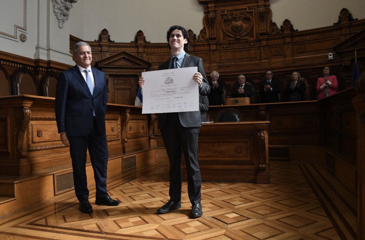 ChileColegio's tweet image. El pleno de la Corte Suprema de Justicia realizó la segunda entrega de títulos póstumos a 8 familias de detenidos desaparecidos y ejecutados políticos, que eran licenciados de Derecho de distintas universidades del país.
#titulospostumos #poderjudicial #derechoshumanos