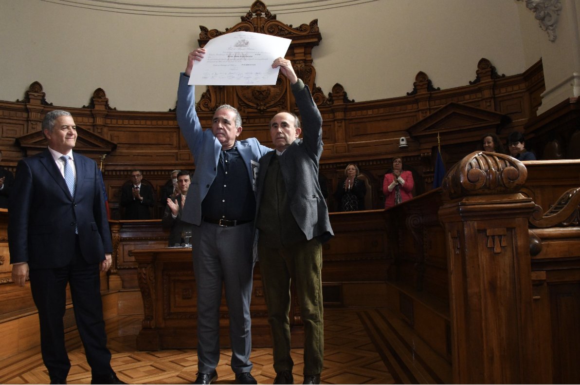 ChileColegio's tweet image. El pleno de la Corte Suprema de Justicia realizó la segunda entrega de títulos póstumos a 8 familias de detenidos desaparecidos y ejecutados políticos, que eran licenciados de Derecho de distintas universidades del país.
#titulospostumos #poderjudicial #derechoshumanos