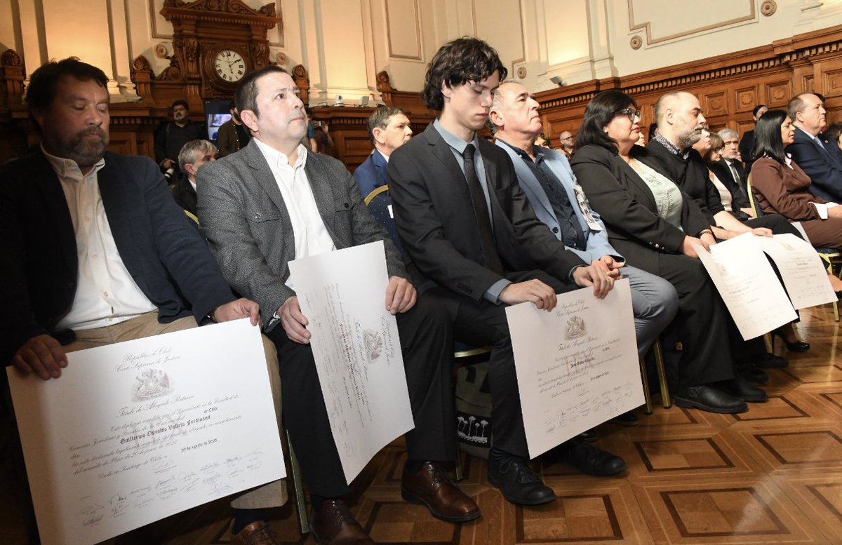 ChileColegio's tweet image. El pleno de la Corte Suprema de Justicia realizó la segunda entrega de títulos póstumos a 8 familias de detenidos desaparecidos y ejecutados políticos, que eran licenciados de Derecho de distintas universidades del país.
#titulospostumos #poderjudicial #derechoshumanos