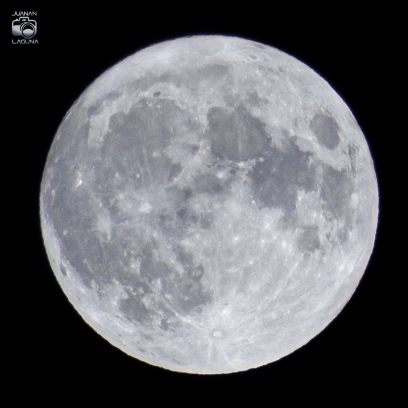 juananlaguna's tweet photo. Luna azul.
Esa que todo lo ve y todo lo sabe.
No me puedo acercar más con el 70-300. Es un recorte de un apilado de enfoque, 20 fotos con diferentes aperturas, velocidades e Isos. (Sin mucho rango)
#canon
#canonphotography
#canond600 #canonistas #Albacete #LunaLlena #bluemoon https://t.co/neZvGfZpmk