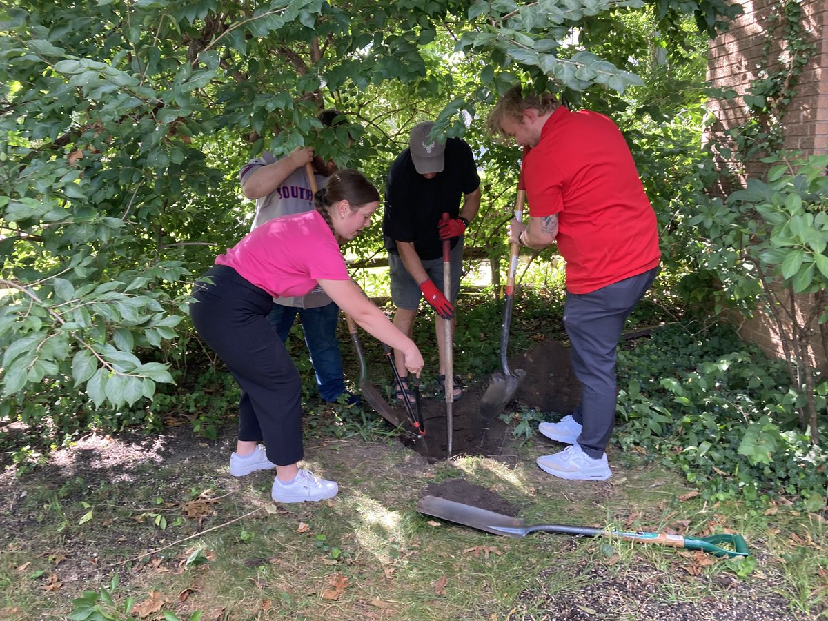 jaenglishdept's tweet photo. We really do have the best and most caring department! Today, four of our people helped a new colleague create a final resting place for her beloved cat, Gumbo. ❤️ 🐱 ❤️
#JAHS #caringcolleagues https://t.co/hwlzIcfcRz